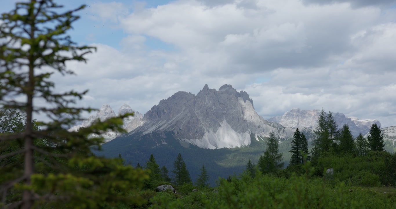 Catena Montuosa del Sorapis Nelle Dolomiti Italiane - Cime Calcaree Frastagliate Vicino al Lago Sorapis. - Panoramica