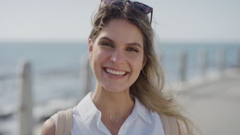 Retrato-Atractiva-Joven-Rubia-Riendo-Disfrutando-De-Vacaciones-Exitosa-Mujer-En-El-Soleado-Océano-Junto-Al-Mar-Viento-Que-Sopla-El-Pelo-En-Cámara-Lenta