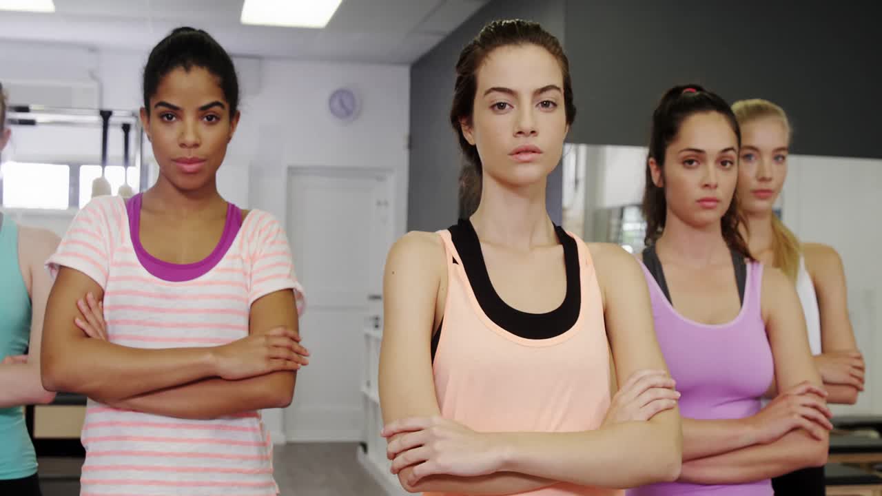 mujeres hermosas de pie en el estudio de fitness