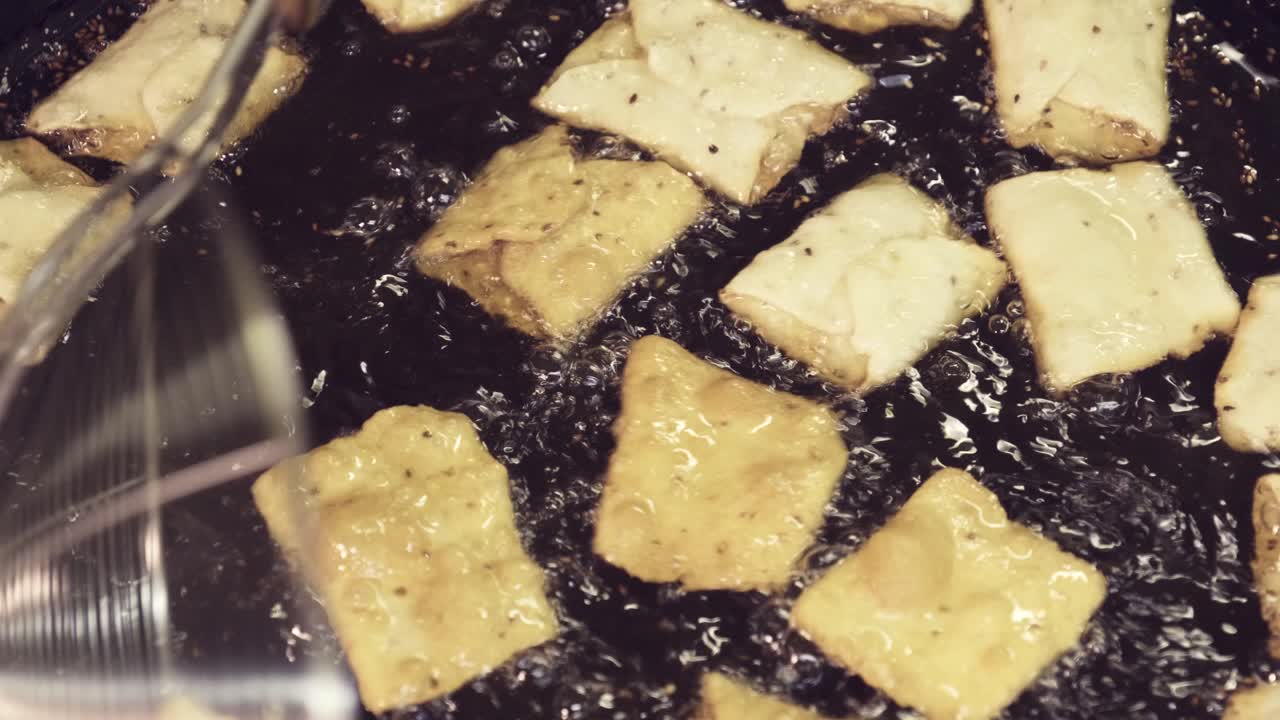 부 ⁇  에서 기름 에 반죽 을  ⁇ 는 것