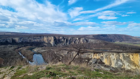 Vista-Panorámica-En-Time-lapse-Del-Paisaje-Búlgaro-En-El-Desfiladero-De-Iskar-Con-Acantilados-De-Montaña-Y-El-Río-Iskar