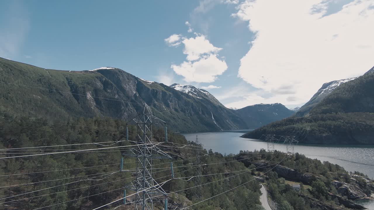 Nebezpečné vedení vysokého napětí v Tafjordu, Norsko.