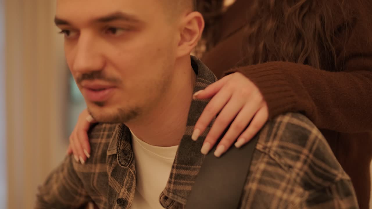 사랑하는 부부는 집에서 시간을 보내고 있습니다.