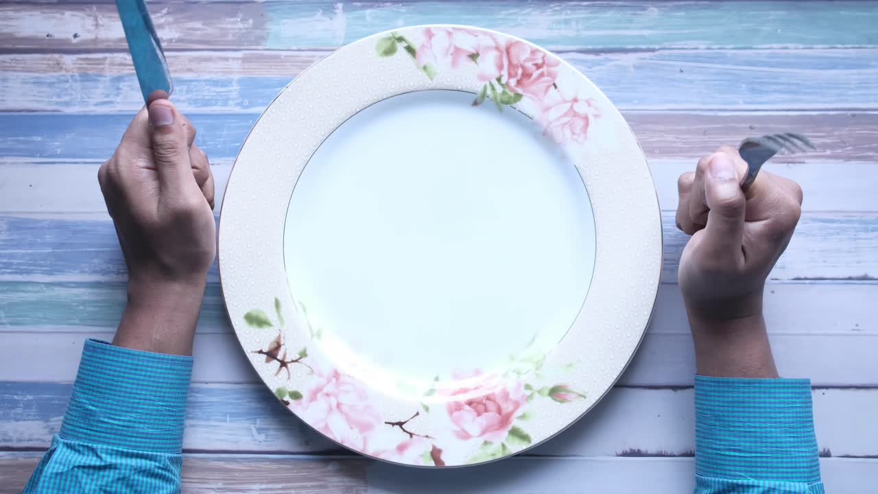 음식을 준비할 준비가 된 빈 접시