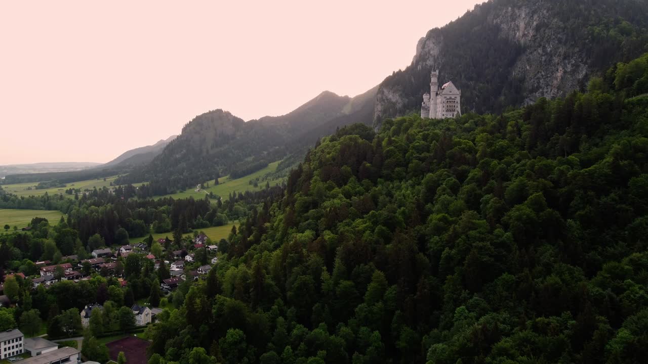 mañana en el castillo de neuschwanstein cerca de fussen en el suroeste de baviera, alemania-2