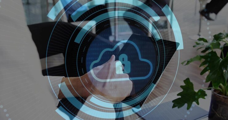 Erhvervsperson bruger tablet med digital cloud-sikkerhedsgrænseflade