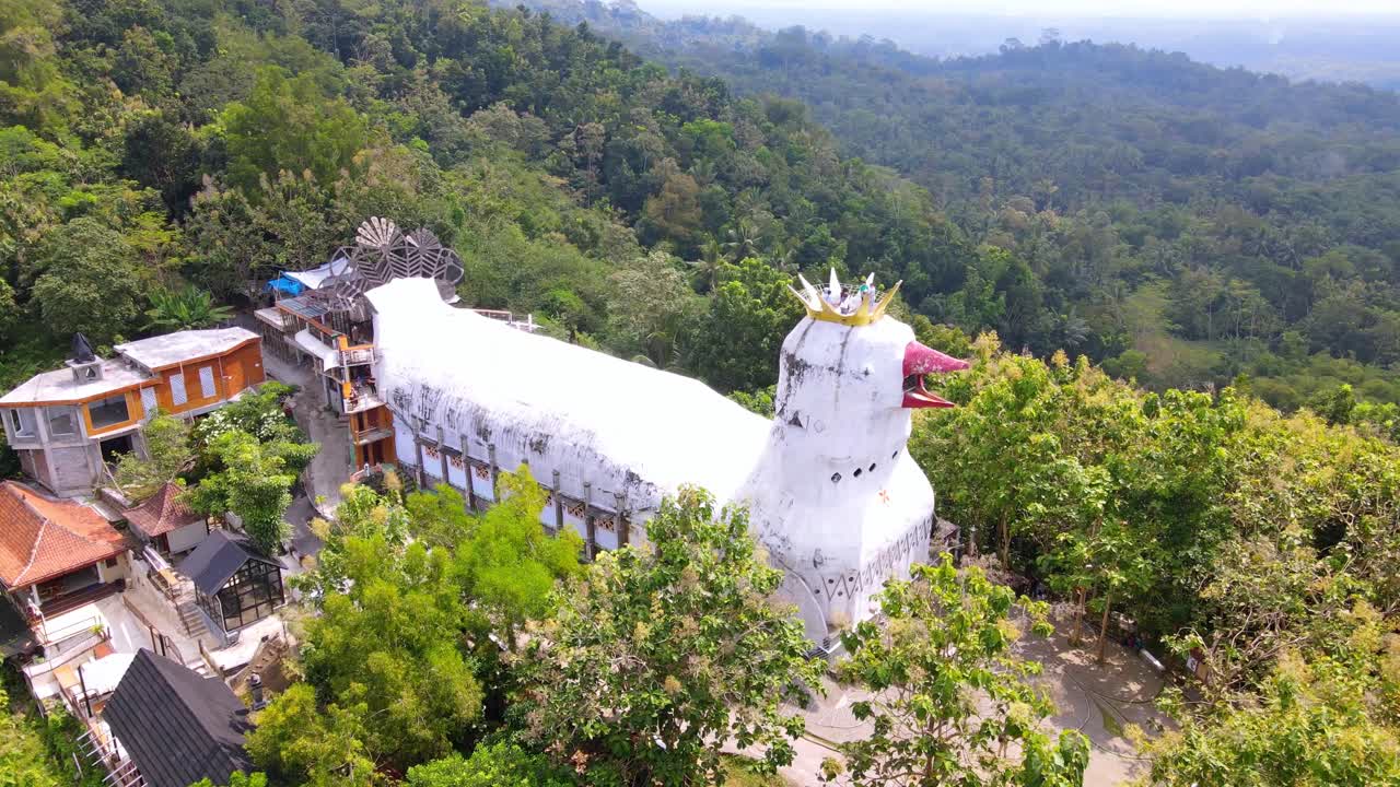 Luftfoto af Kyllingekirken eller Gereja Ayam, beliggende på Rhema Hill i Indonesien.