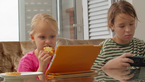 siblings at mealtime