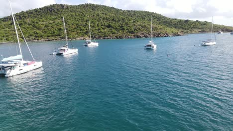 Emocionante-Antena-Aérea-De-Bajo-Vuelo-De-Una-Bahía-Y-Yates-De-Vela-En-Las-Islas-Vírgenes-Británicas,-Zona-De-Navegación