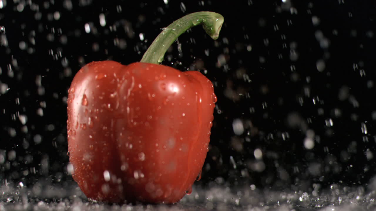 초 느린 동작으로 고추 위에 비가 내리고 있습니다.