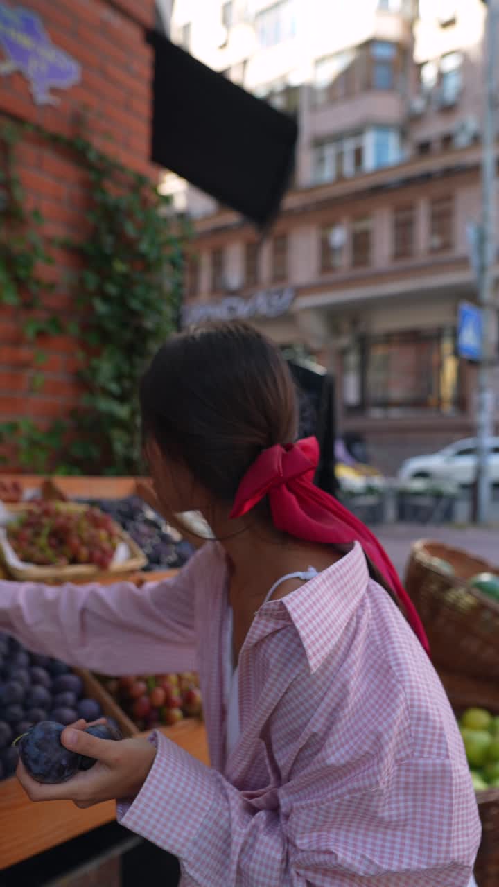 거리 시장 에서 과일 을 구입 하는 여자