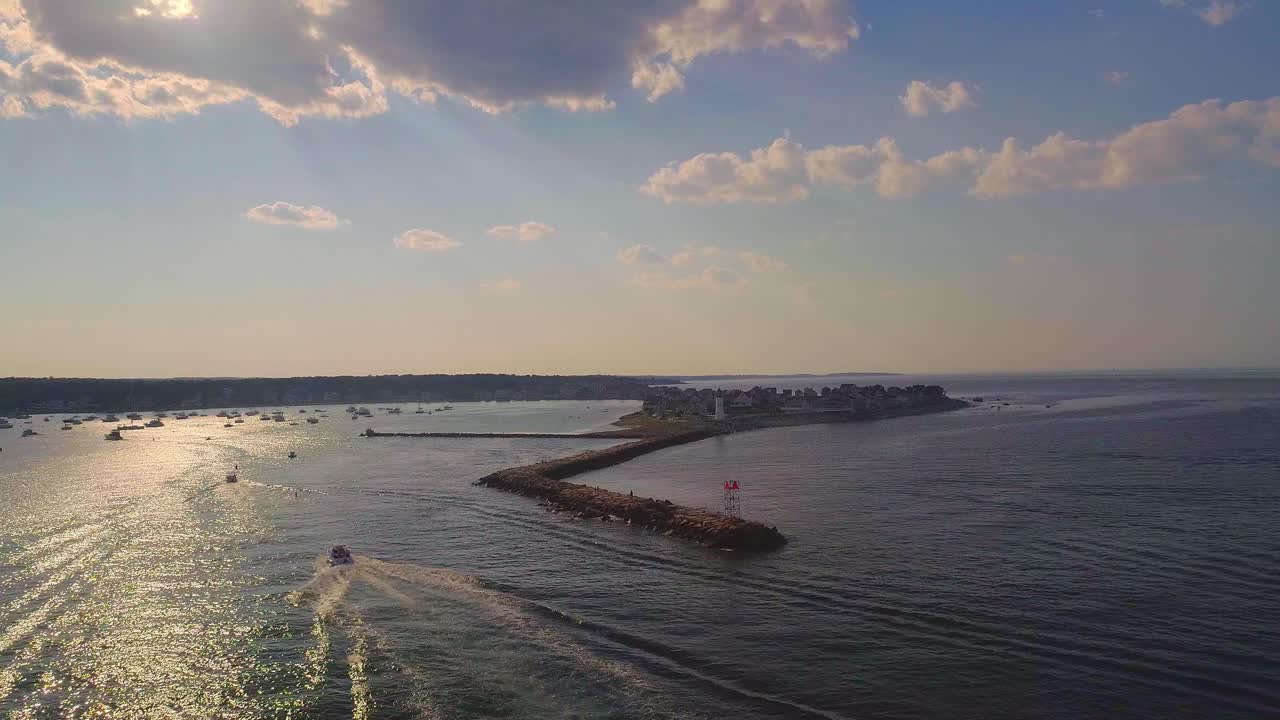 Seguendo una barca con un drone sull'oceano, timelapse.