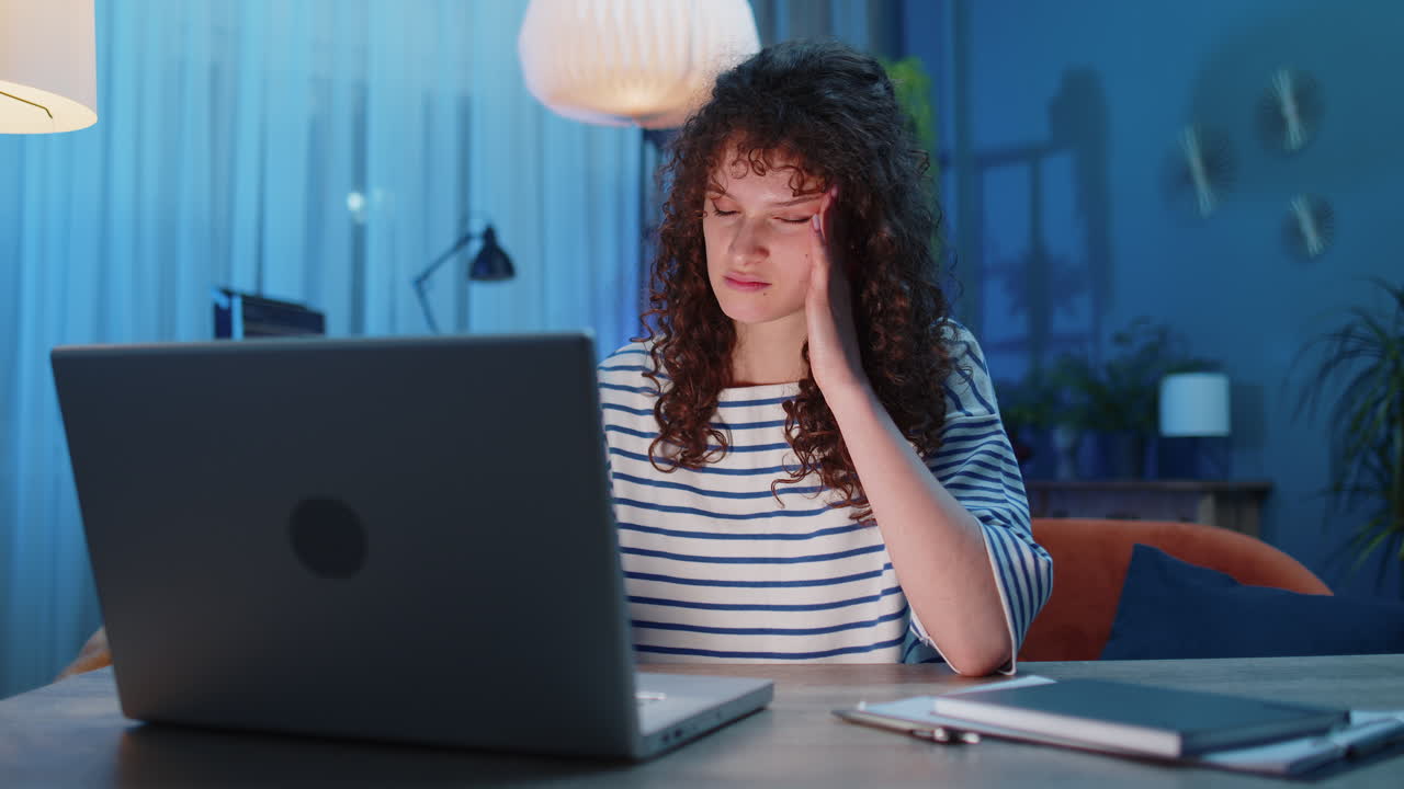 mujer joven cansada freelancer usar computadora portátil que sufre de dolor de cabeza problema de tensión y migraña, estrés