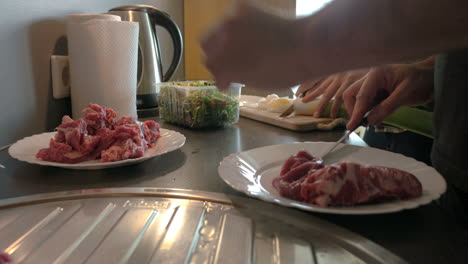 pareja cocinando en la cocina de casa