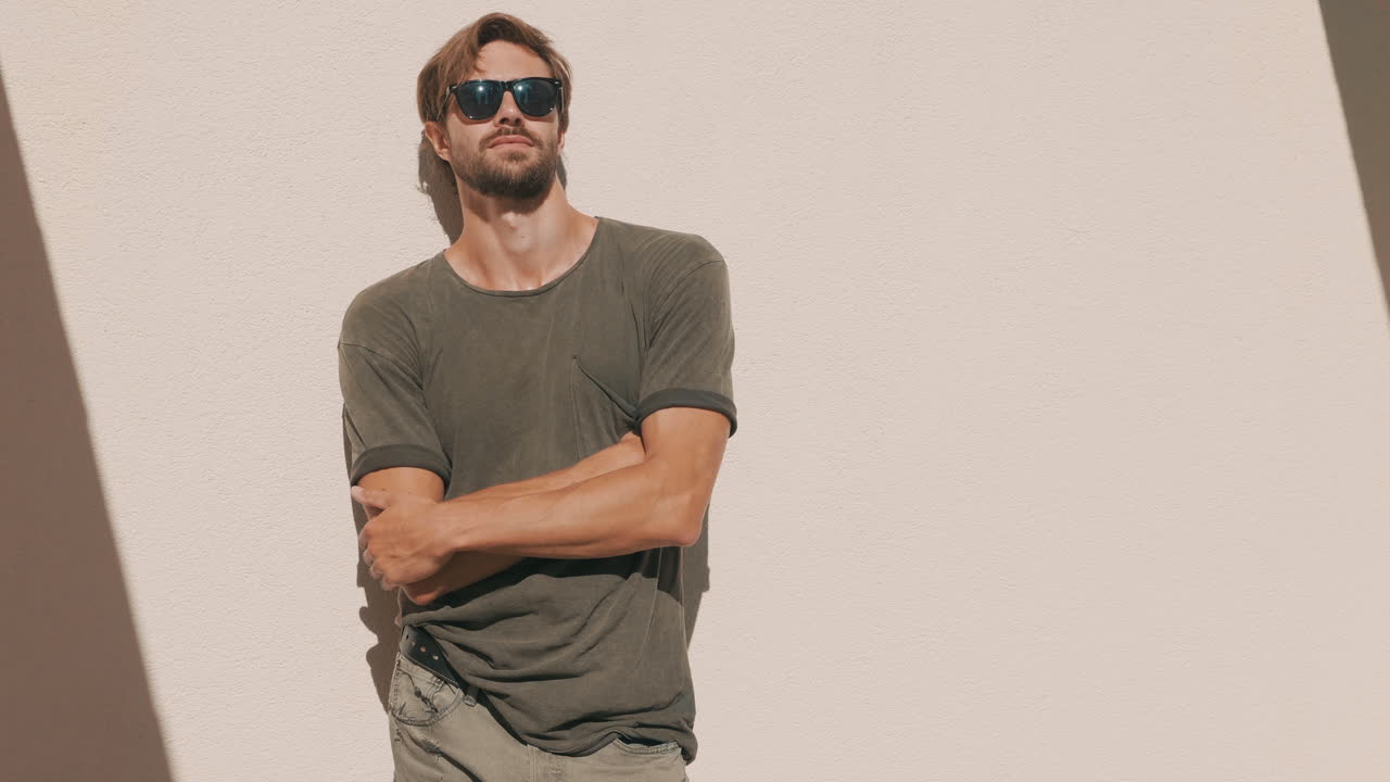 un modelo elegante y elegante al aire libre.