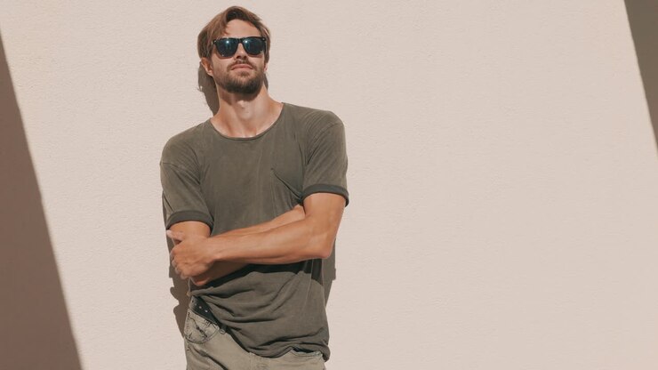 un bellissimo modello hipster all'aperto.