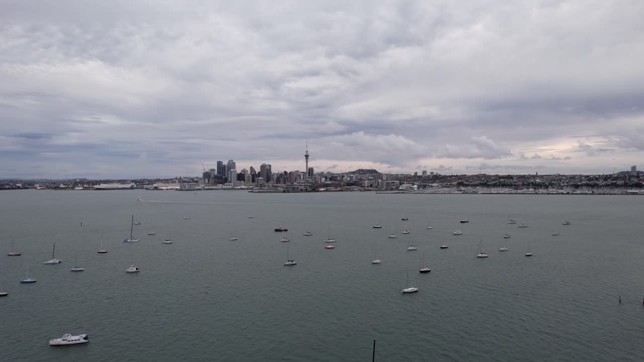 와이테마타 항구와 보트와 함께 오클랜드 cbd와 스카이 타워의 공중 촬영 4k
