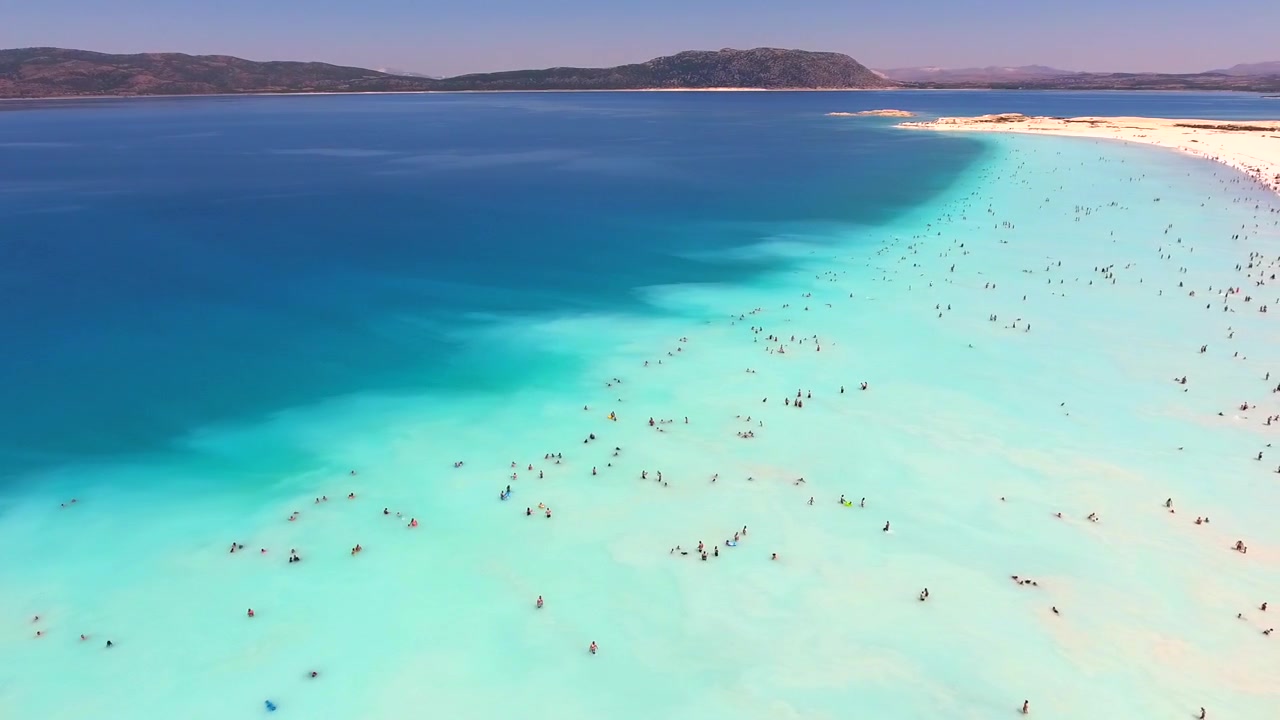 Vista aerea della spiaggia affollata del Lago Salda con acqua turchese.