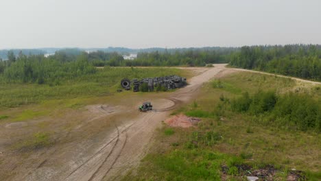 4k 無人機影片顯示 atv 駕駛在 fairbanks, ak 的 tanana lake 休<unk>區,