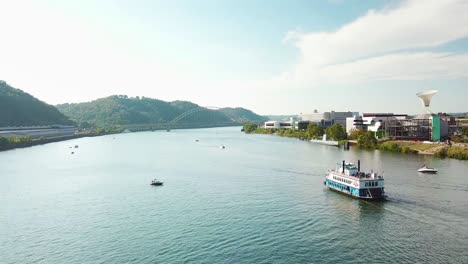 Eine-Antenne-über-Einem-Schaufelrad-Touristenboot-Auf-Dem-Monongahela-River-In-Der-Nähe-Von-Pittsburgh-Pennsylvania?