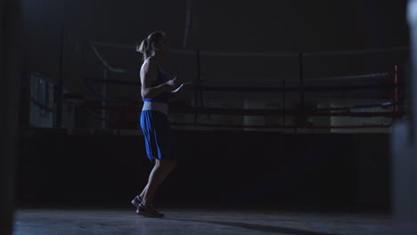 Hermosa-Boxeadora-Saltando-La-Cuerda-Durante-El-Entrenamiento-De-Boxeo-Activo.