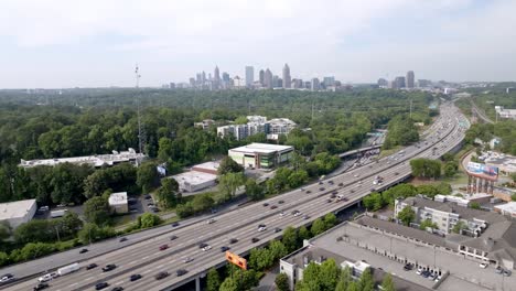 Atlanta,-Georgia-skyline-and-freeway-traffic-with-drone-video-moving-in-a-circle