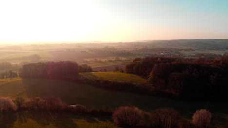 árboles-Otoñales-En-Una-Exuberante-Colina-Con-Vistas-Al-Vasto-Paisaje-En-Limburg,-Países-Bajos-En-Una-Mañana-Soleada