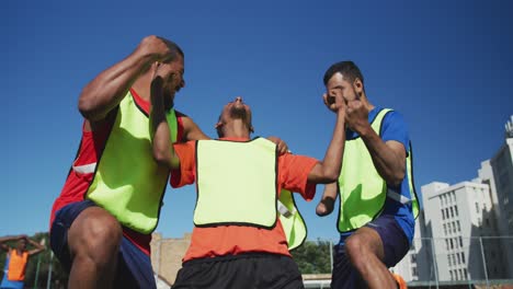 jugadores de fútbol celebrando en el campo