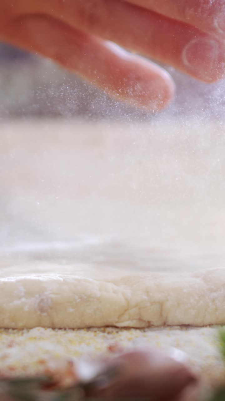 밀가루로 반죽을 준비하는 것