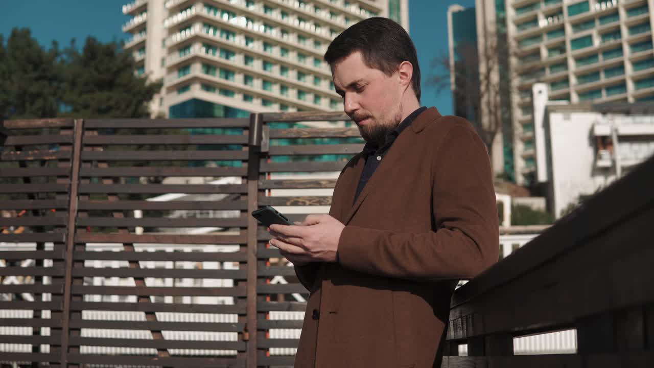 도시 에서 전화 를 사용하는 사람