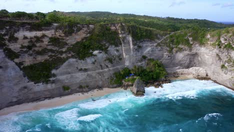 Paisaje-Escénico-De-Diamond-Beach-En-Nusa-Penida,-Indonesia---Toma-Aérea