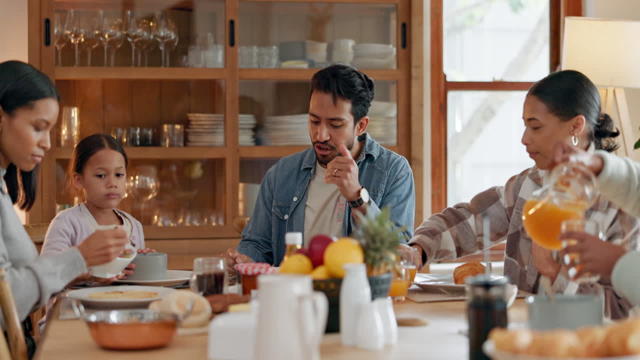 테이블, 대화 및 가족 아침 식사