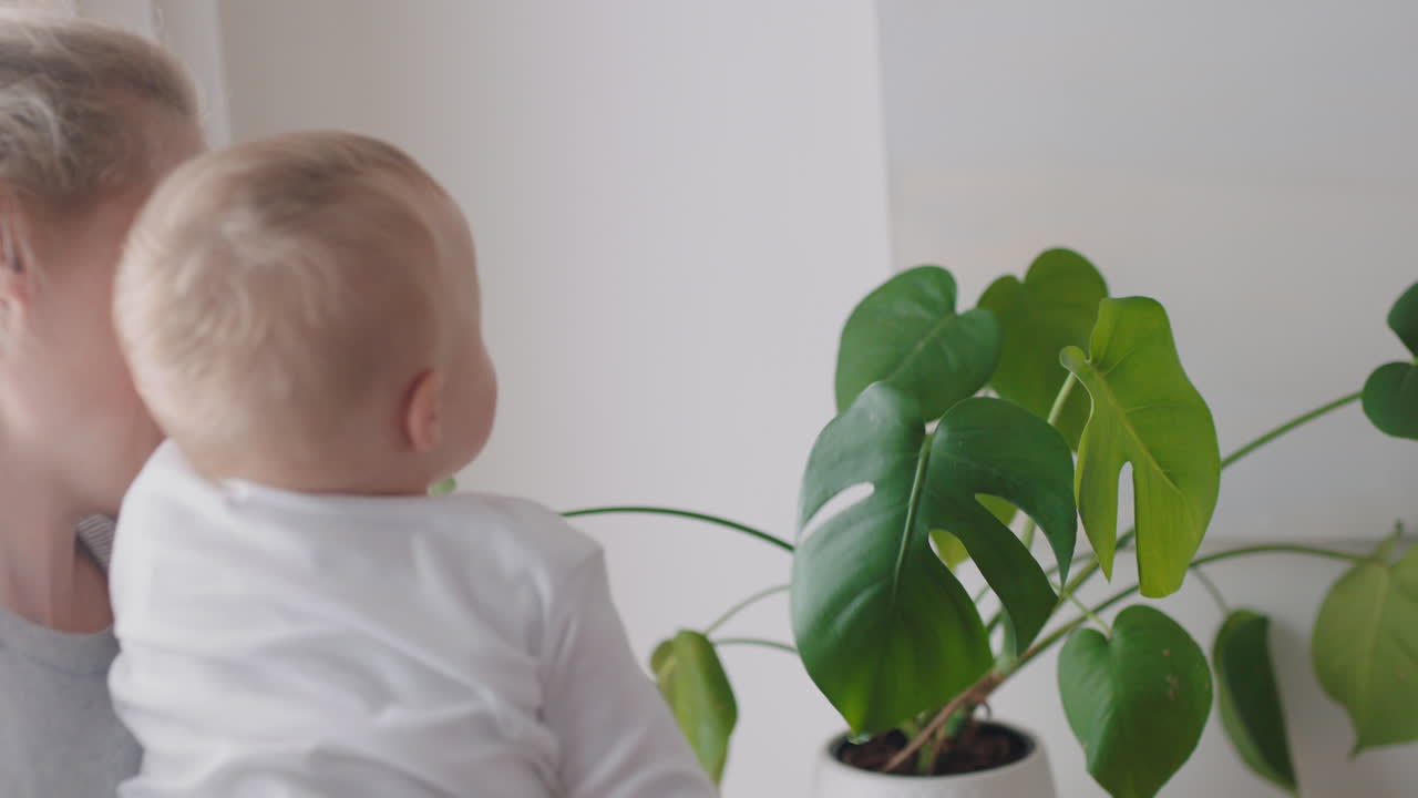 행복 한 엄마 는 집 에서 아기 와 함께 놀고 미소 짓고 엄마 가 되는 것 을 즐기며, 귀여운 유아 를 놀이 로 돌보는 것