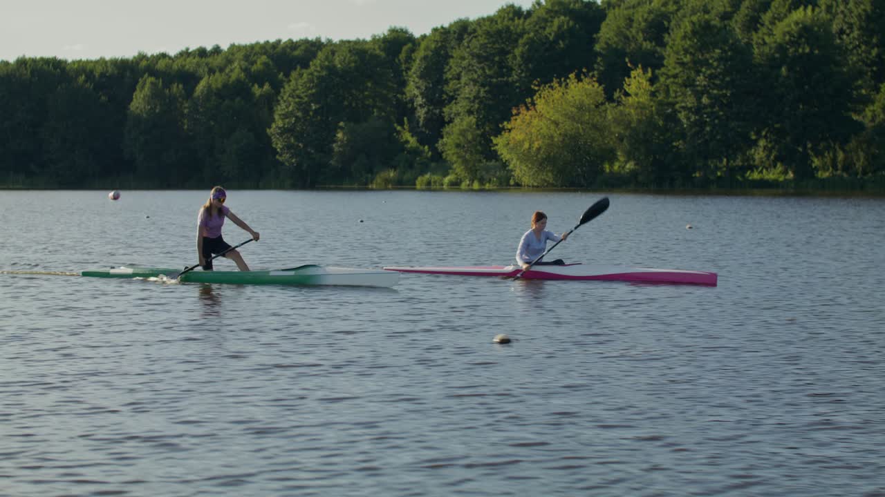 Due donne fanno kayak su un lago calmo