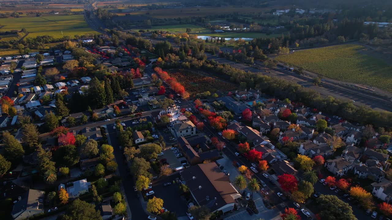 자동차가 지나가는 동안 작은 마을 위로 공중으로 밀고, 가을에는 나파 계곡에 다채로운 나무가 보입니다.