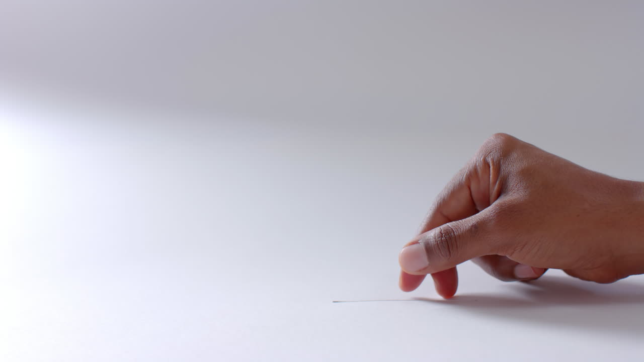 두 인종의 남자의 손이 피를 떨어뜨리는 슬롯에 떨어지는, 복사 공간, 슬로우 모션