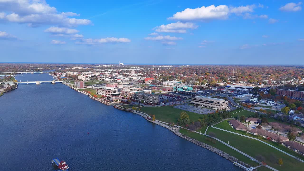 Lungomare di Bay City, Michigan, USA con il fiume Saginaw, ponti (Veterans Memorial Bridge) e il distretto del centro in vista aerea