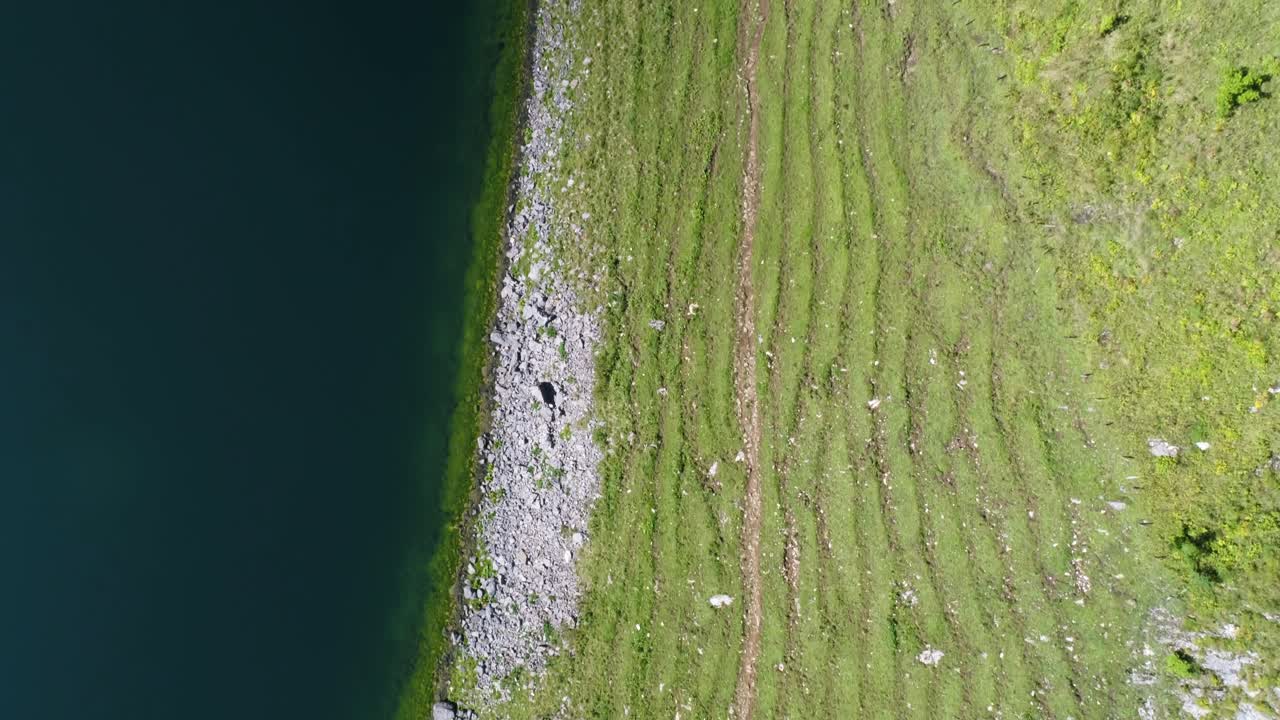 블루 마운틴 호수 옆 하이킹 코스의 하향식 공중 촬영, 스위스 알프스 트레킹