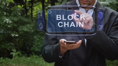 el hombre de negocios usa un holograma con una cadena de bloques de texto.