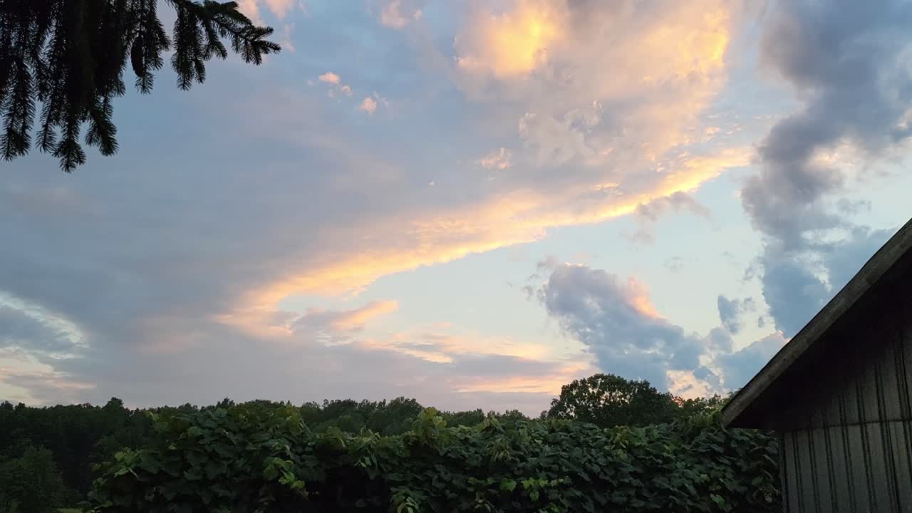 해가 지는 동안 다채로운 하늘의 영상