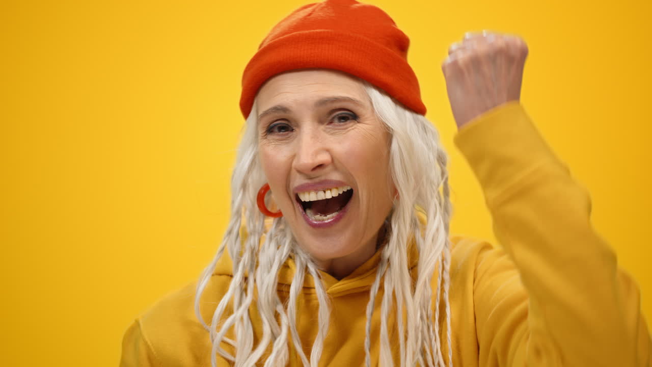 웃는 여자가 현대적인 스튜디오에서 춤을 추고 있습니다.