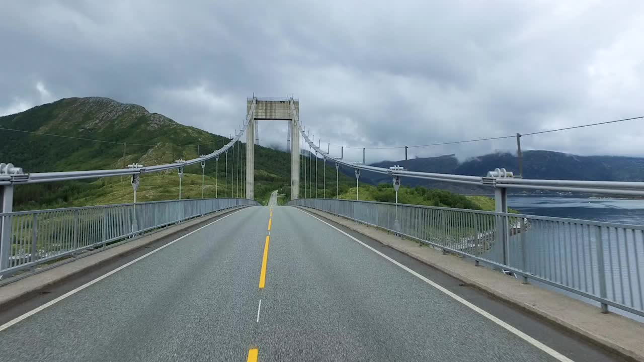 차량 시야에서 다리를 건너고 있습니다.