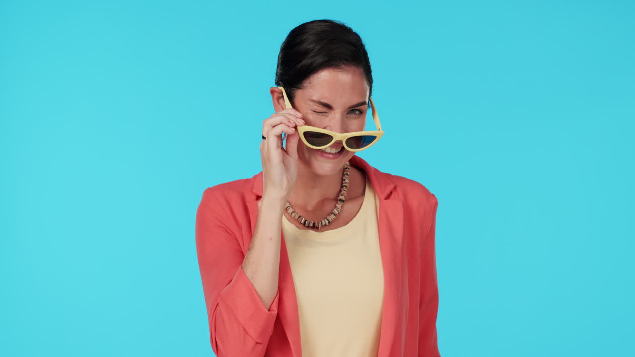 gafas de sol, guiño y emocionado con una mujer modelo