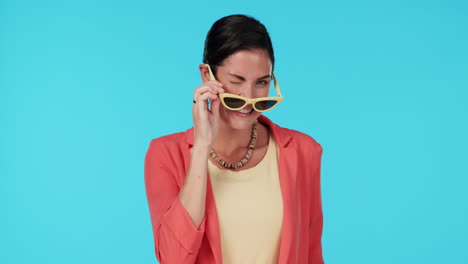 gafas de sol, guiño y emocionado con una mujer modelo
