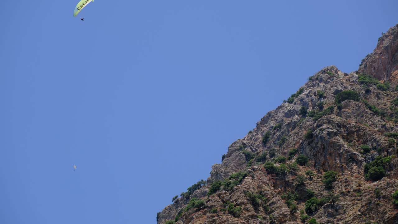 una persona está haciendo parapente en turquía