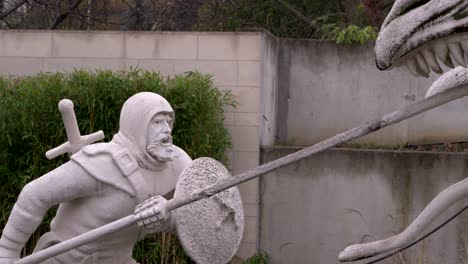 famosa estatua húngara del asesino del dragón en nyírbator, hungría, grabada con una sony alpha a7 iii en 4k