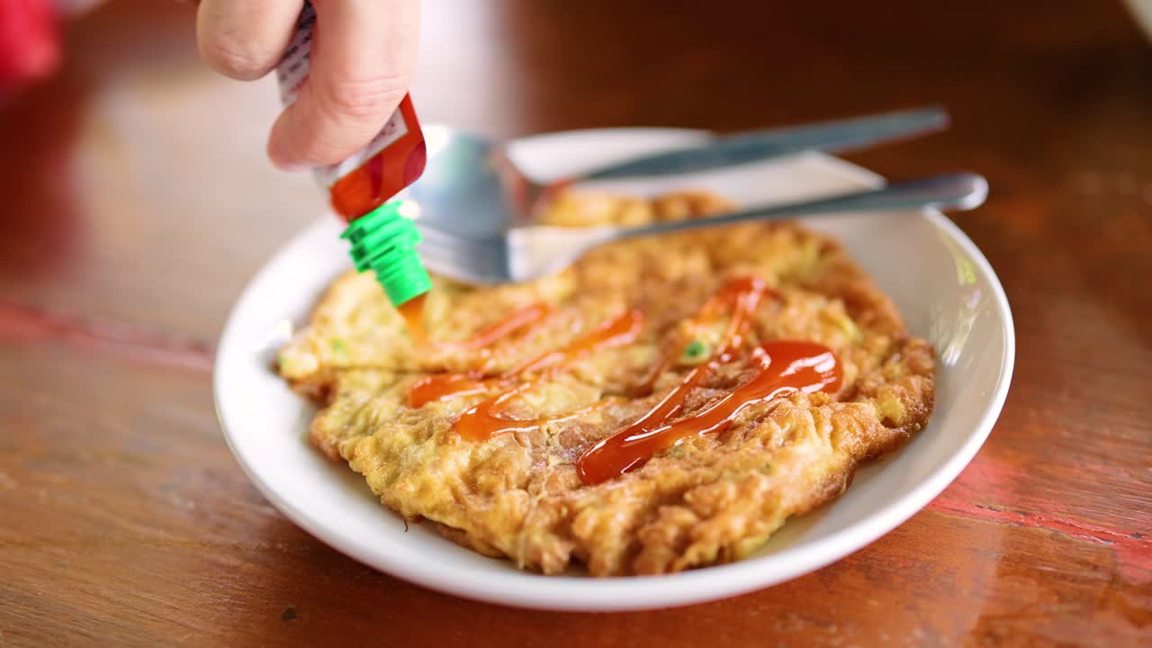 verter la salsa a mano en la tortilla en tailandia