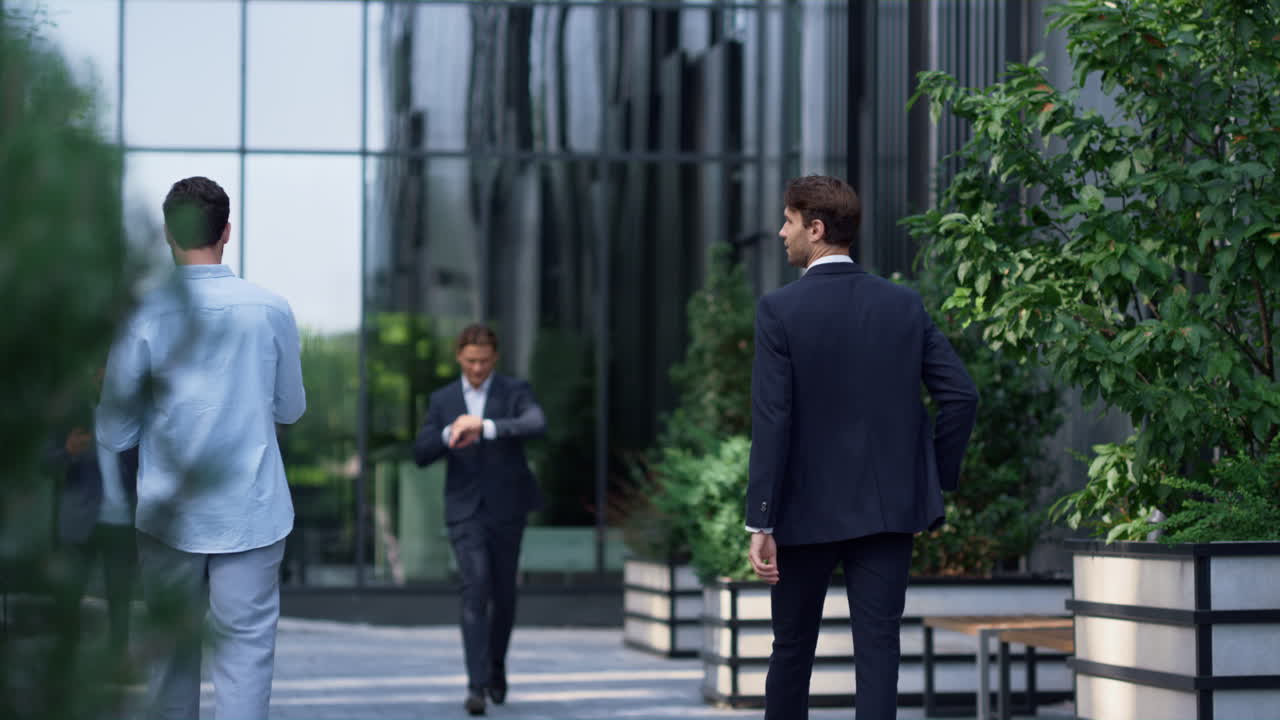 다양한 기업 사람들이 슈트 입고 사무실 건물을  ⁇ 고 있습니다. 사업가 개념