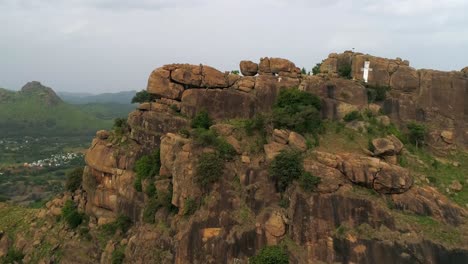 las montañas vellore con su combinación única de vegetación y cimas rocosas capturadas con drones phantom 4 pro 4k tomados de imágenes de 60 fps