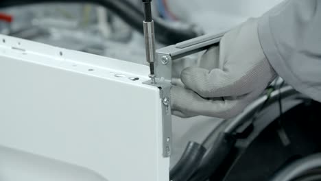 tornillos para desenchufar que sujetan las partes de la lavadora